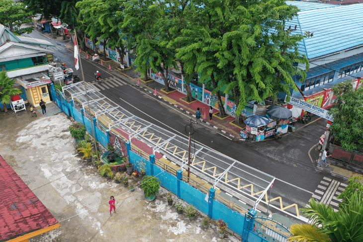 To support the creation of a more accessible and inclusive city, a safe Inclusive school zone was developed near two inclusive schools in Gadang sub-district, Banjarmasin. 