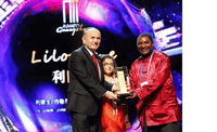 Lilongwe city representative receiving the Guangzhou award on urban innovation